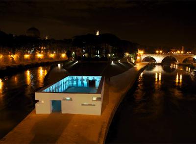 Aspecto de la instalación  Fronteras,  de Doug Aitken, en la isla Tiberina de Roma.