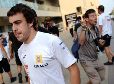 Alonso, en el  paddock  del circuito de Abu Dabi.