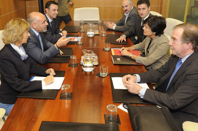 Las delegaciones del PSE (a la izquierda) y del PNV  en la firma del acuerdo, en la sede del Parlamento vasco.