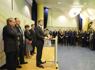 El   lehendakari  , Patxi López, en un momento de su intervención durante la fiesta conmemorativa de ayer en Bilbao.rnRosa Novell representa   Sin noticias de Gurb,   de Eduardo Mendoza, en Vitoria.