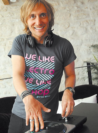 David Guetta dándole al periférico del videojuego  Dj hero.  Es uno de los embajadores del juego.