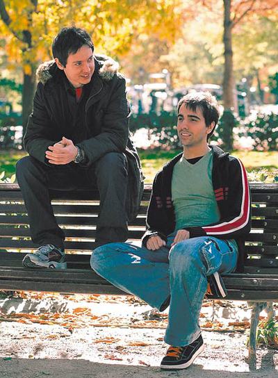  José Manuel Íñiguez y Carlos Campaña, dos de los integrantes de Akaoni, un estudio de videojuegos creado hace un año. Su  Zombie panic in Wonderland  (abajo) será una de las novedades para WiiWare a finales de año. 