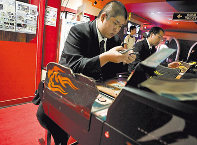  Un panel táctil se convierte en el campo de batalla del juego de Sega  The key of Avalon.  Los usuarios gastan auténticas fortunas en cromos que mueven a velocidad vertiginosa para hacer que sus tropas les obedezcan. Estas guerras  online  pueden extenderse durante años; por eso, los jugadores acumulan sus logros en tarjetas de memoria. 