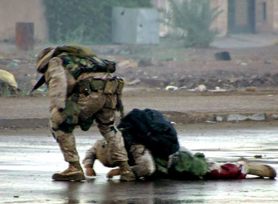 Un  marine  ayuda a un compañero, mortalmente herido, durante la batalla de Faluya, en diciembre de 2004. El primero fue alcanzado poco después.