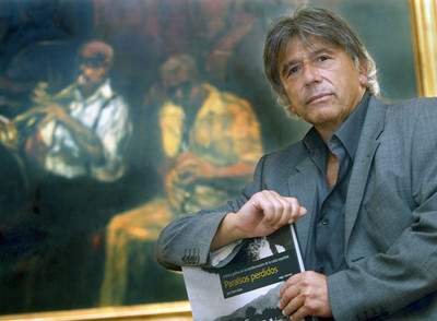 Juan Pedro Bator, ayer en Bilbao, muestra su libro   Paraísos perdidos   sobre la urbanización del litoral.rn  Momentum   se escenifica en San Sebastián.