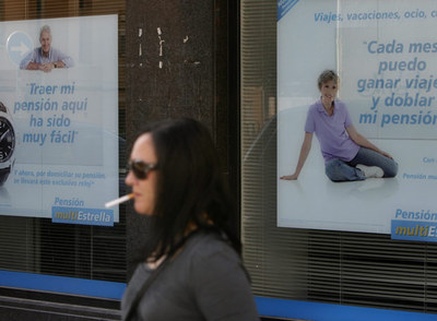 Publicidad sobre planes de pensiones en una oficina bancaria de Madrid.