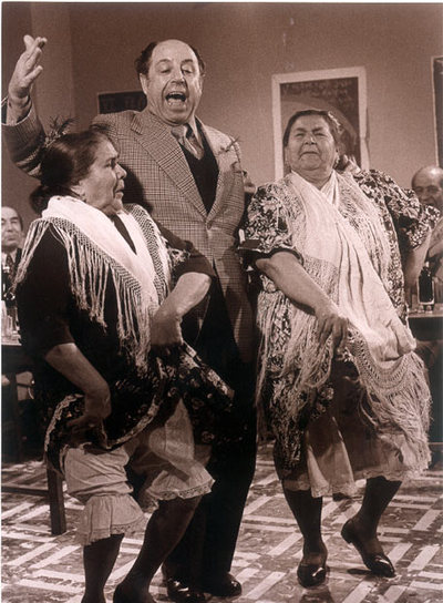 Antonio Mairena, durante una actuación en 1973 junto a María   La Chicharrona   y Tía Juana   La del Pipa.  