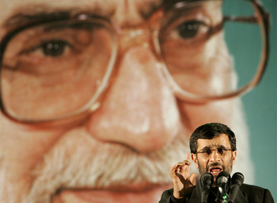 El presidente Ahmadineyad (en primer término), ante una foto del líder supremo, Alí Jamenei.