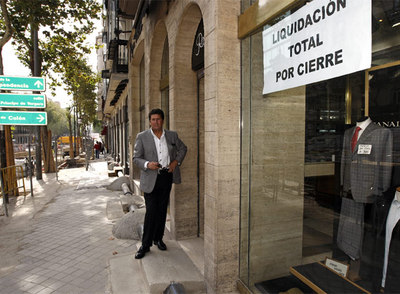 EL SASTRE DE AZNAR SE VA. En su establecimiento, en el 23 de Serrano, Rafael Yuste habla de una profesión en vías de extinción. 