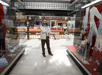 DEL AJUAR A LAS MEDIAS. El padre de Jesús Pastor inició la saga. Él abrió Selecciones en el 26 de General Ricardos. A su comercio llegaron los pijamas de dibujos, los biquinis y  las medias .  Después de 40 años, Selecciones 