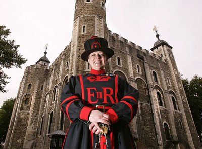 Moira Cameron, ante la Torre de Londres.