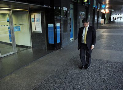 Martín abandona las oficinas de Martinsa en Madrid en julio de 2008, tras presentar concurso.