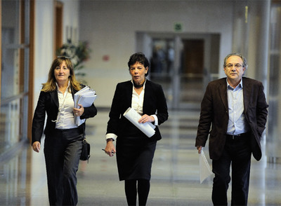 La consejera Celaá, entre su jefe de gabinete, Javier Nogales, y la viceconsejera María Antonia Ozcariz ayer en la sede del Gobierno en Vitoria.