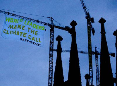 Protesta de Greenpeace contra el calentamiento, ayer en la Sagrada Familia de Barcelona. 