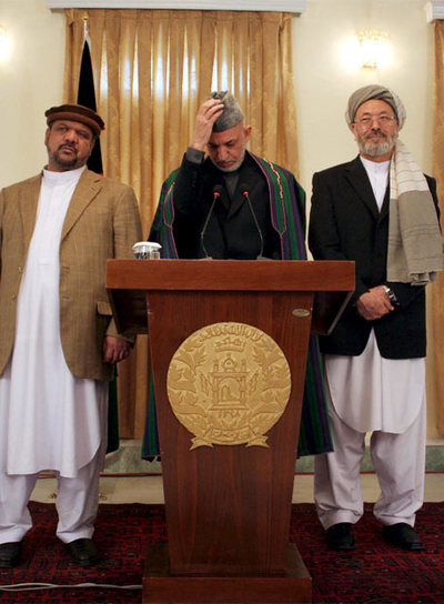 El presidente electo, Hamid Karzai, entre sus vicepresidentes, Karim Khalili (derecha) y Qasim Fahem.