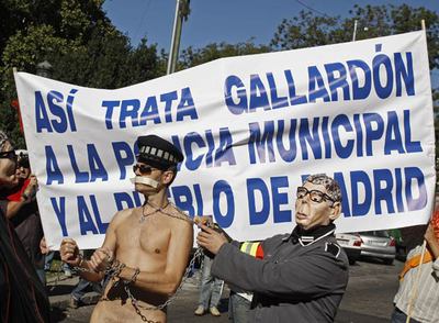 Con revólveres de hace 30 años