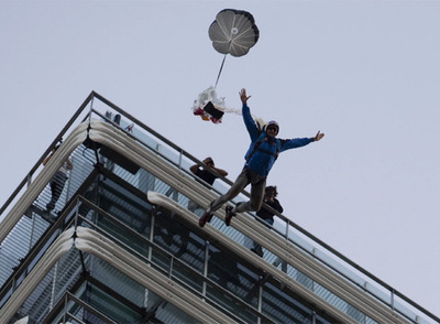 Un paracaidista presenta Exponatur en el BEC