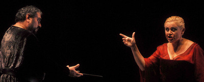 El barítono Carlos Almaguer, Macbeth, y la soprano Maribel Ortega, Lady Macbeth, el martes en el ensayo general de la ópera en Jerez.