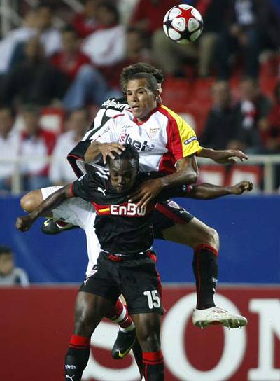 Luis Fabiano salta entre dos jugadores del Stuttgart.