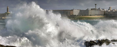 A Coruña corta el acceso a las playas por el temporal