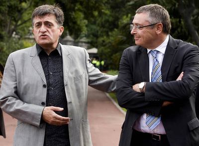El alcalde de Barcelona, Jordi Hereu (en la primera fila, tercero por la derecha), entre Javier Godó e Ignacio Polanco, durante la recepción a los premiados ayer en Barcelona.