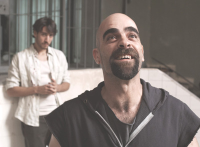 Luis Tosar, y detrás Alberto Ammann, en un fotograma de  Celda 211. 