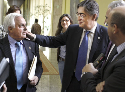 Baltar bromea con Fernández Moreda, en presencia de María José Caride y José Manuel Baltar Blanco.