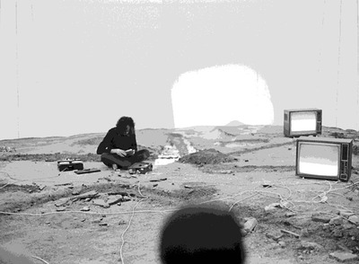 Antoni Muntadas, instalando su obra  Polución Audiovisual  en una de las carpas neumáticas donde se desarrollaron los Encuentros de Pamplona. rnFoto: Pío Guerendiaín