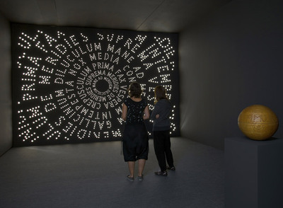  Diluculum  (1995-2009), esfera de madera e instalación de Jorge Barbi.