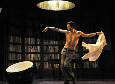 Joel Joan, en una escena de  Un marit ideal,  en el Teatro Goya de Barcelona.