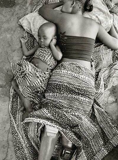  Sofía y Alía  de la serie  Vidas minadas    de Gervasio Sánchez. 