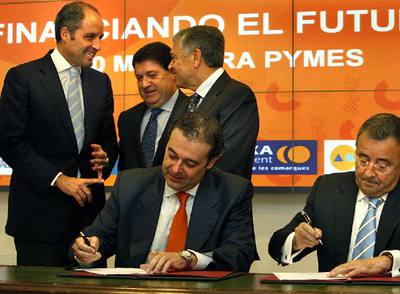 Gerardo Camps y Rafael Soriano firman un convenio, ayer, en el Palau. Detrás, Francisco Camps, José Luis Olivas y Modesto Crespo.