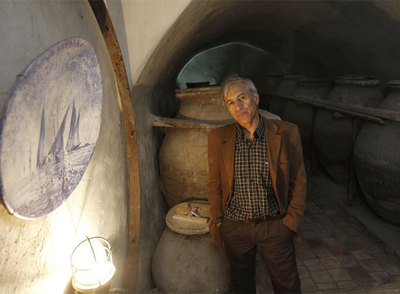 Antonio Martínez Florido, en la bodega de su casa de Perales de Tajuña.