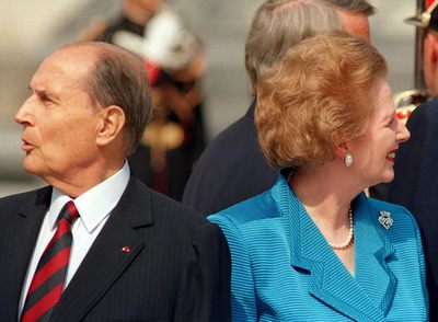 Thatcher y Mitterrand, el 14 de julio de 1989, durante la ceremonia de apertura de la cumbre del Grupo de los Siete celebrada en París. rnFoto: AFP