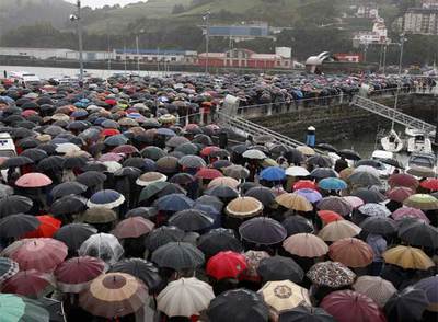 Miles de personas asisten bajo una intensa lluvia a la manifestación de apoyo a los marineros del  Alakrana  secuestrados celebrada ayer en Bermeo.