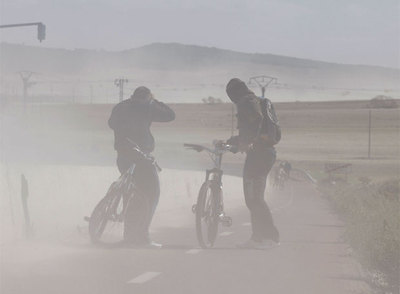 El fuerte viento se queda a pasar el puente