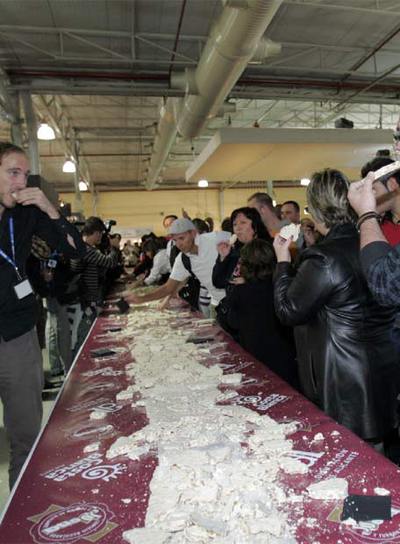 La barra de turrón más larga del mundo, que pretende hacerse con el récord Guinnes.