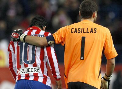 Casillas consuela a Agüero tras el  derby  madrileño del pasado  sábado.