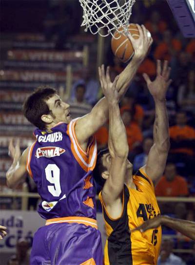 Claver intenta capturar un rebote.