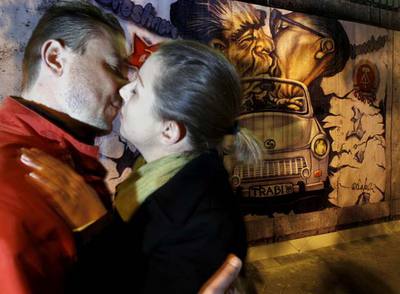 Mural  que recubre estos días la Embajada de Alemania y que reproduce los  graffitis  del muro de Berrnlín.