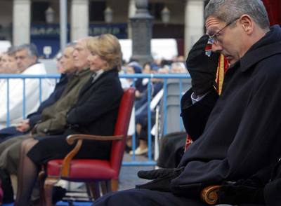 Frío y plegarias en la plaza Mayor