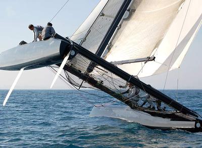El catamarán del equipo Alinghi, en un entrenamiento.