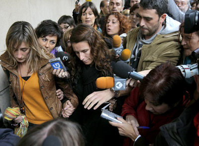 Argi Galbarriatu (izquierda), hermana del capitán del  Alakrana , junto a Cristina Blach, hija del patrón.