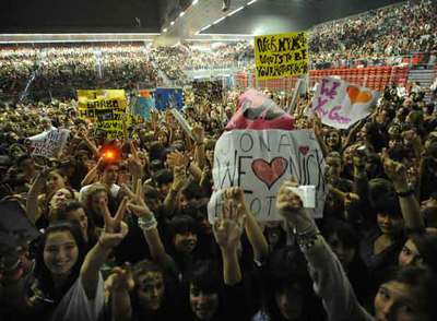 Miles de adolescentes se concentraron en el BEC para disfrutar el concierto de los Jonas Brothers.