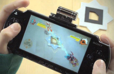 Dos niños persiguen   invizimals.  