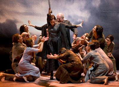 Un momento de los ensayos de  Bodas de sangre  bajo la dirección de José Carlos Plaza.