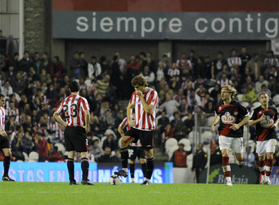 Llorente se dispone a sacar después de que el Rayo marcara  un tanto.