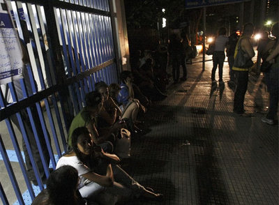 Habitantes de São Paulo aguardan ante una estación de metro cerrada por el corte de luz.