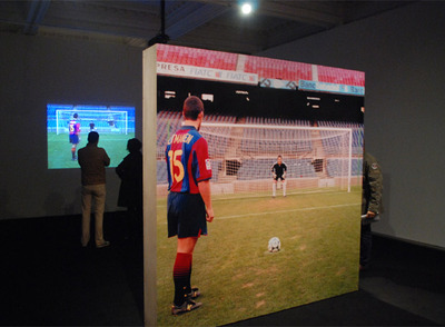 Instalación  El miedo del portero ante el penalti,  de Martí Ansón, que se puede ver en el Centro Bòlit de Girona.