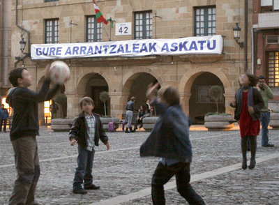 Pancarta en apoyo de los pescadores del  Alakrana  en el Ayuntamiento de Bermeo.